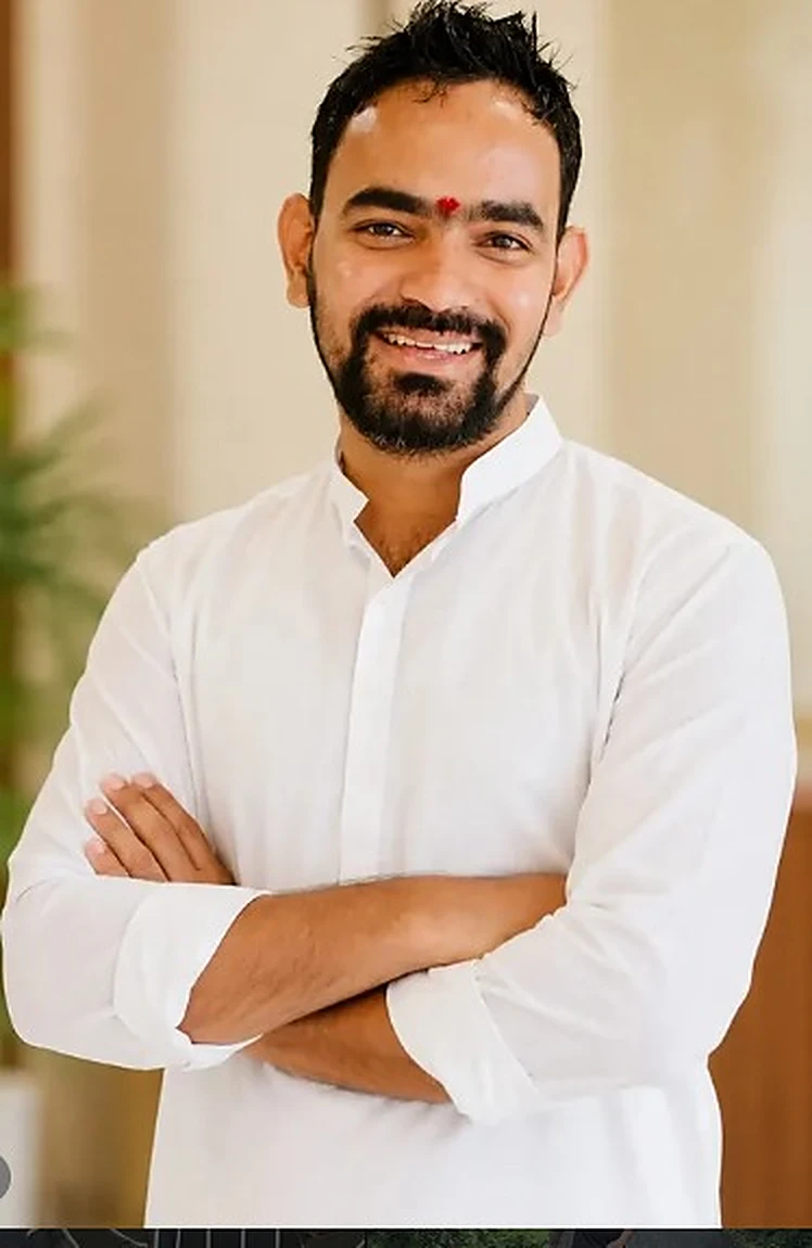 Our qualified teacher at Sankalp Tutorials